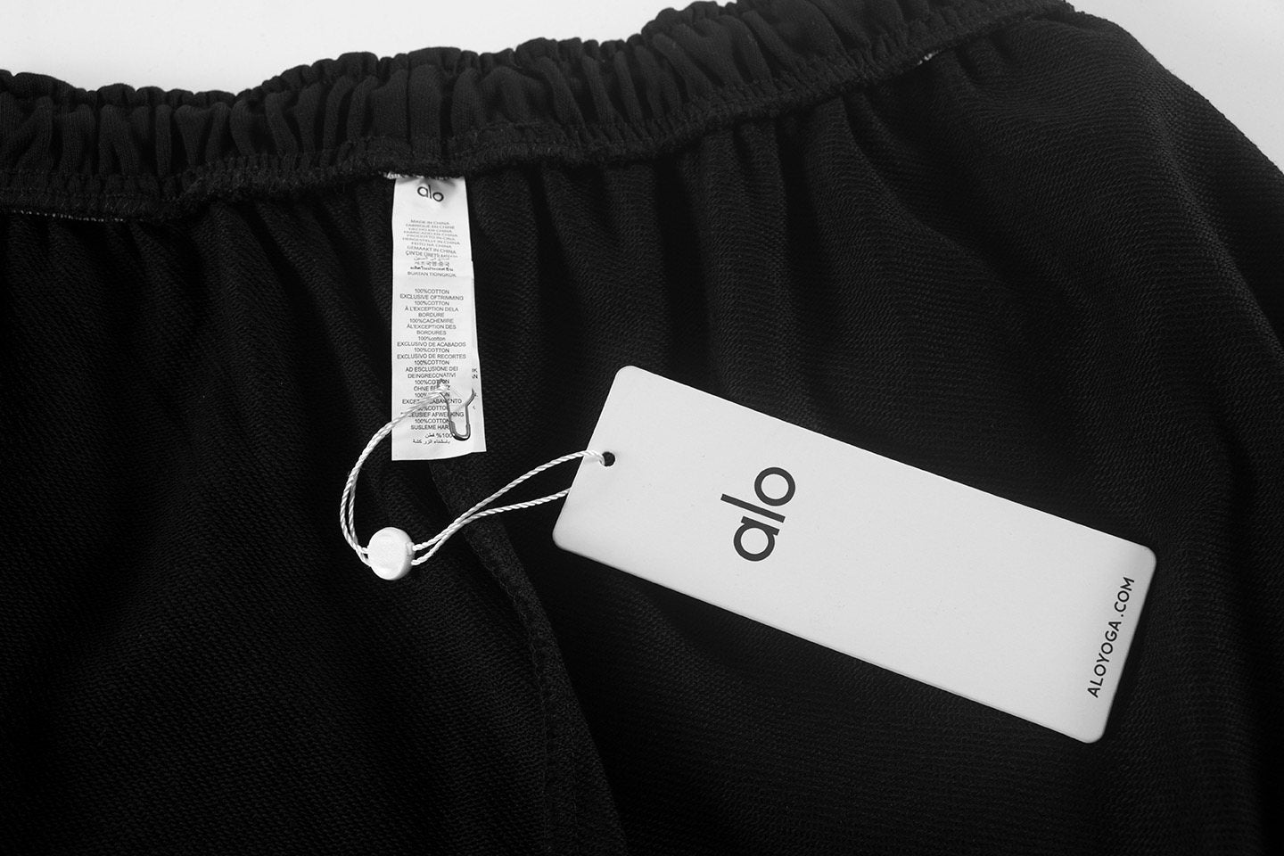 alo Elastic Waist Logo Detail Shorts — hang_tag