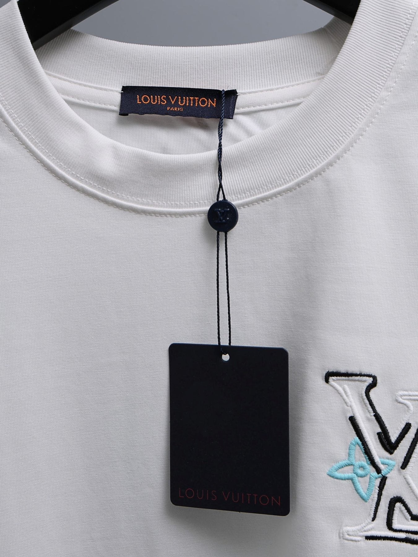 Louis Vuitton*LV White Embroidered Graphic T-Shirt — hang_tag